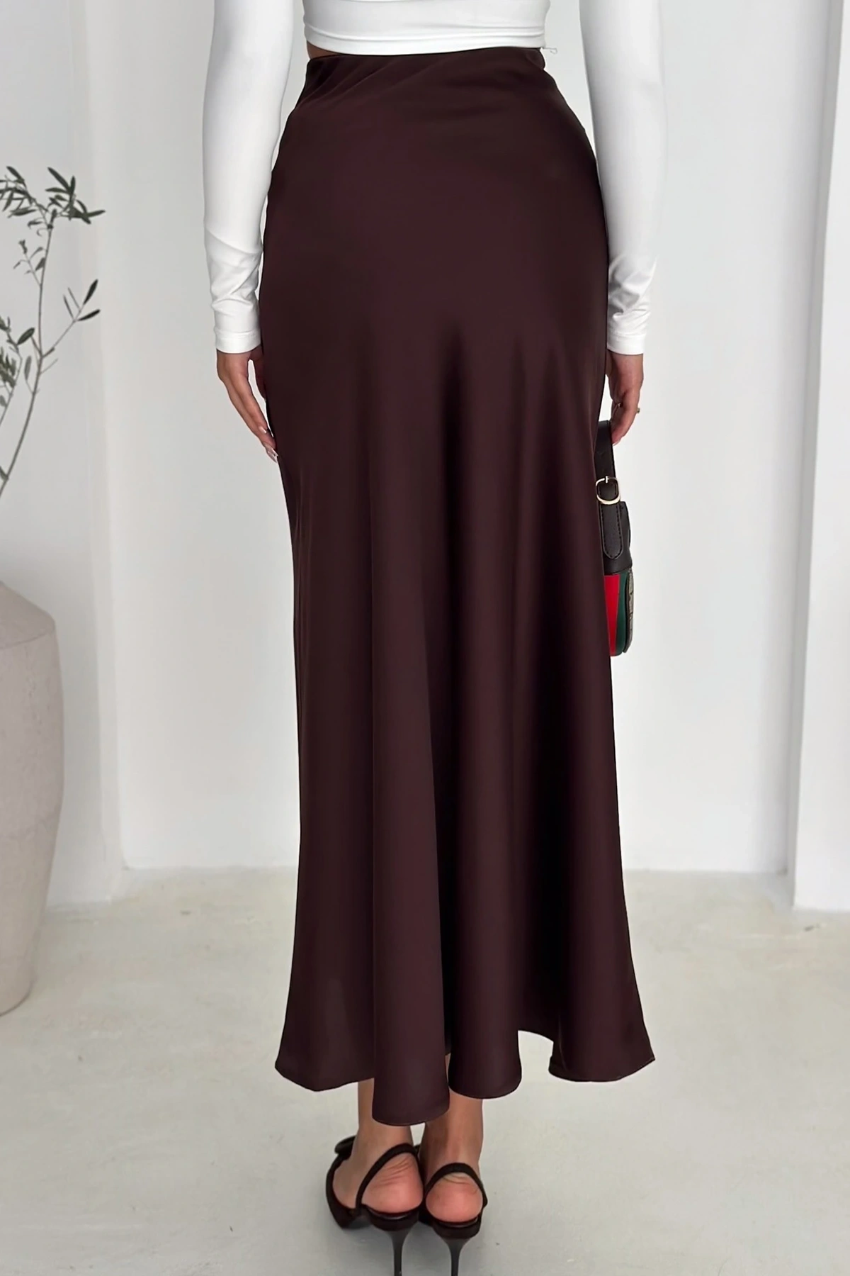 Acı Kahve Yanı Fermuarlı Çan Dökümlü Saten Etek