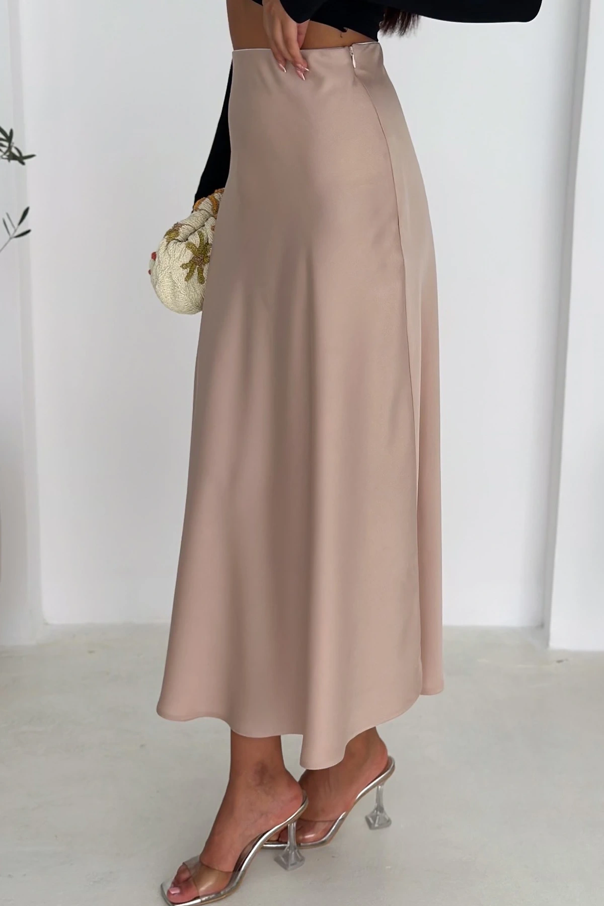 Bej Yanı Fermuarlı Çan Dökümlü Saten Etek