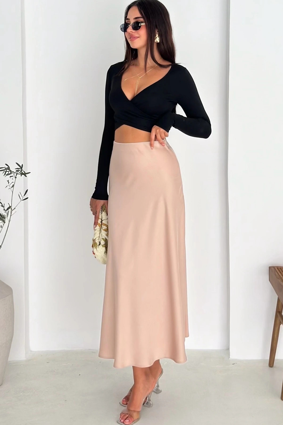 Bej Yanı Fermuarlı Çan Dökümlü Saten Etek