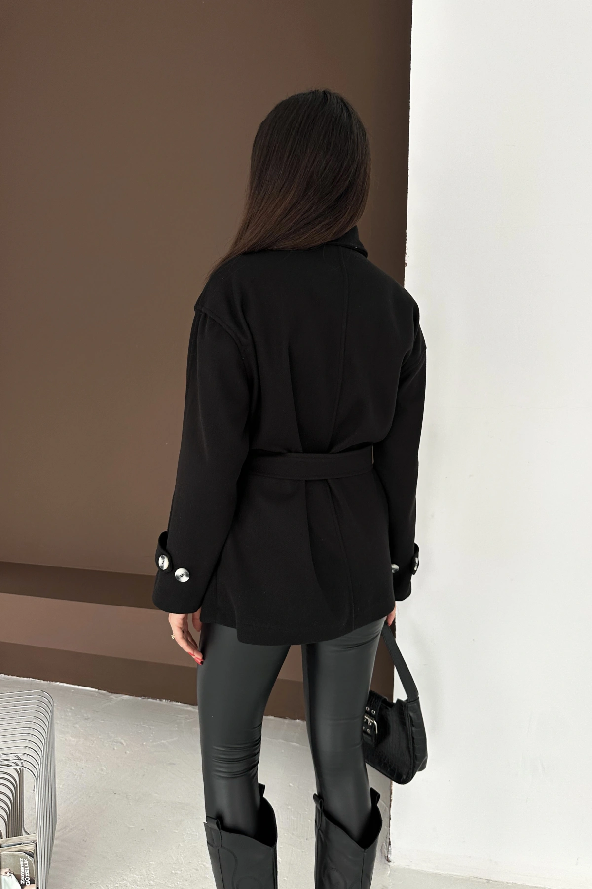 Belden Bağlamalı Düğmeli Kısa Kaşe Kaban