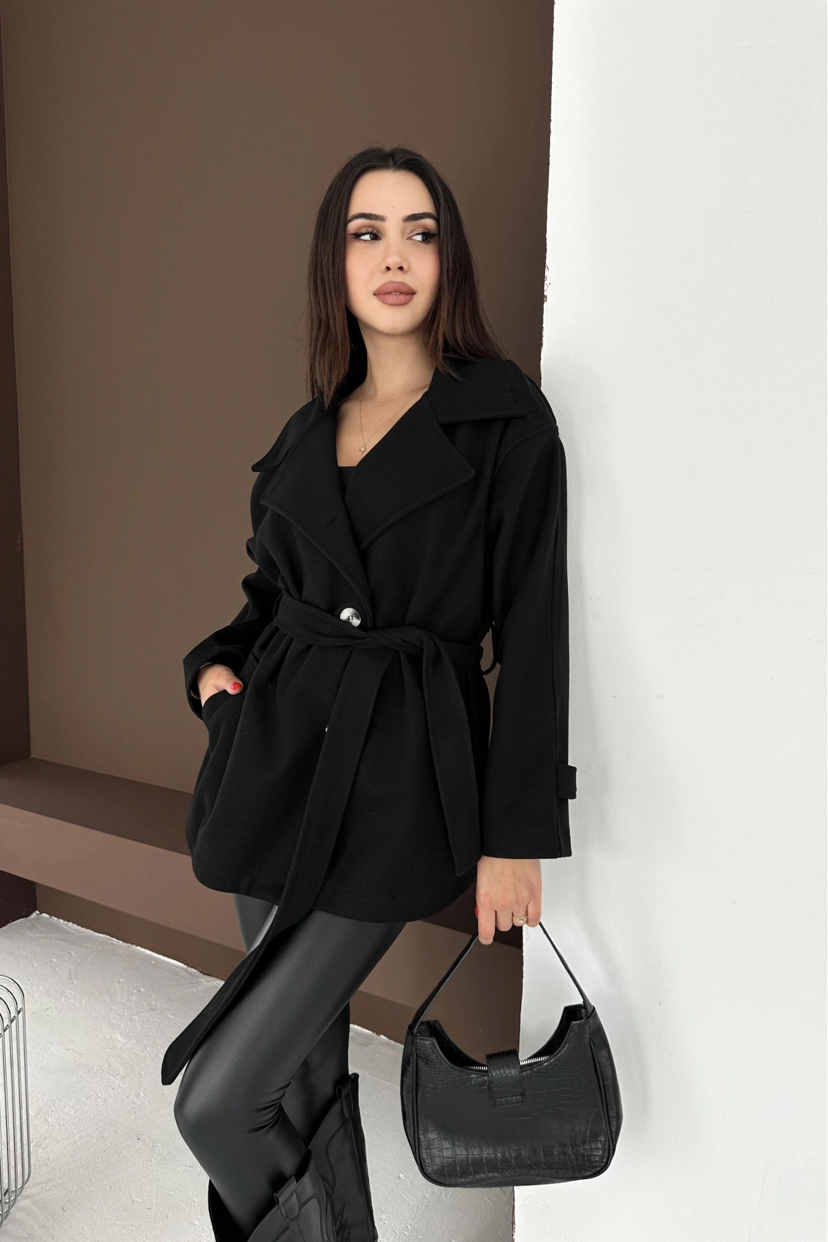 Belden Bağlamalı Düğmeli Kısa Kaşe Kaban