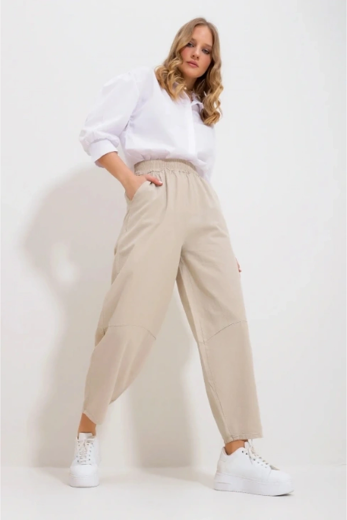 Kadın Bej Gabardin Şalvar Pantolon – Lastikli Bel, Cepli, Rahat Kesim