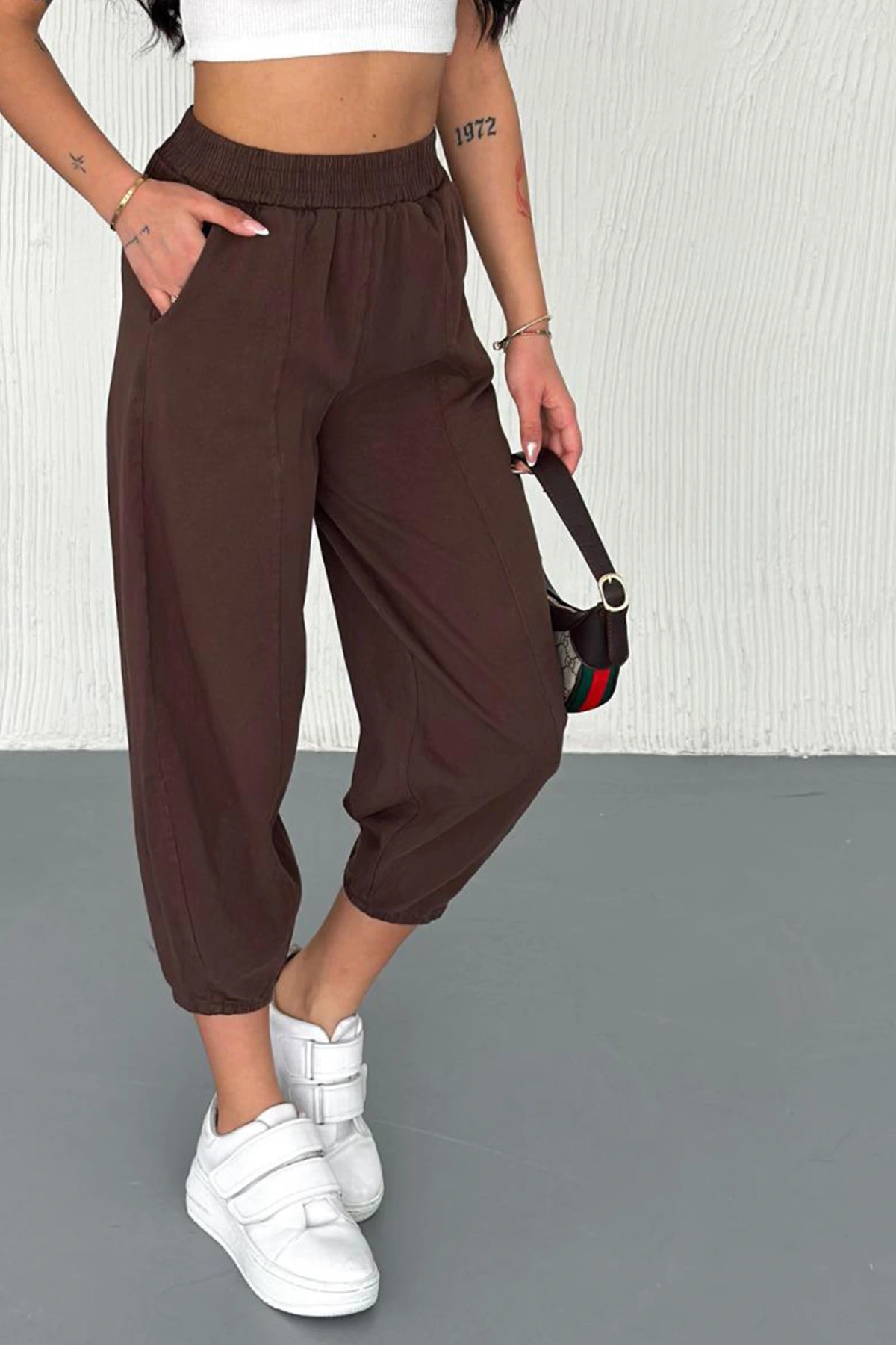 Kadın Pamuklu Bel Lastikli Dikiş Detaylı Kahve Gabardin Kumaş Pantolon