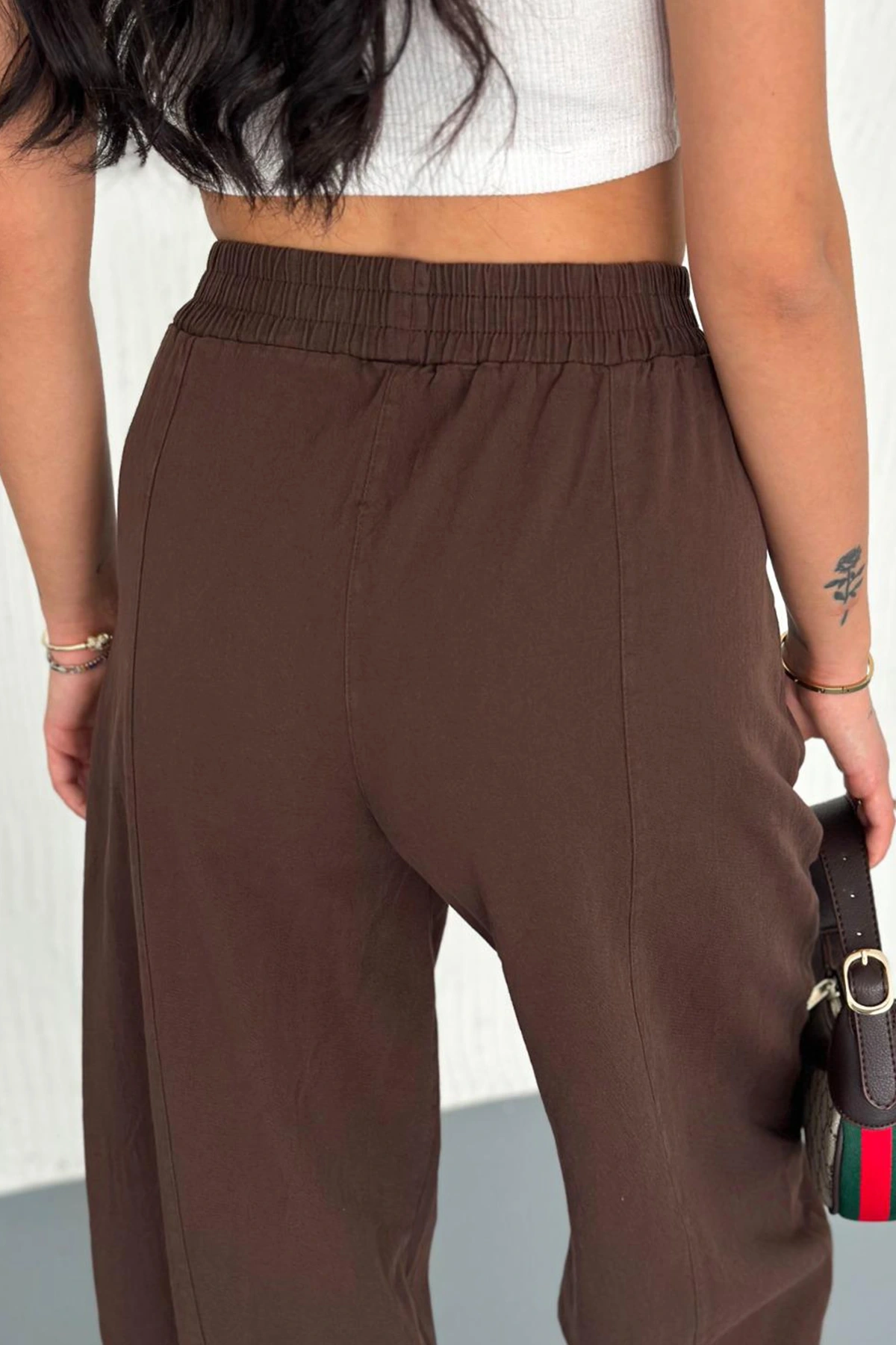 Kadın Pamuklu Bel Lastikli Dikiş Detaylı Kahve Gabardin Kumaş Pantolon