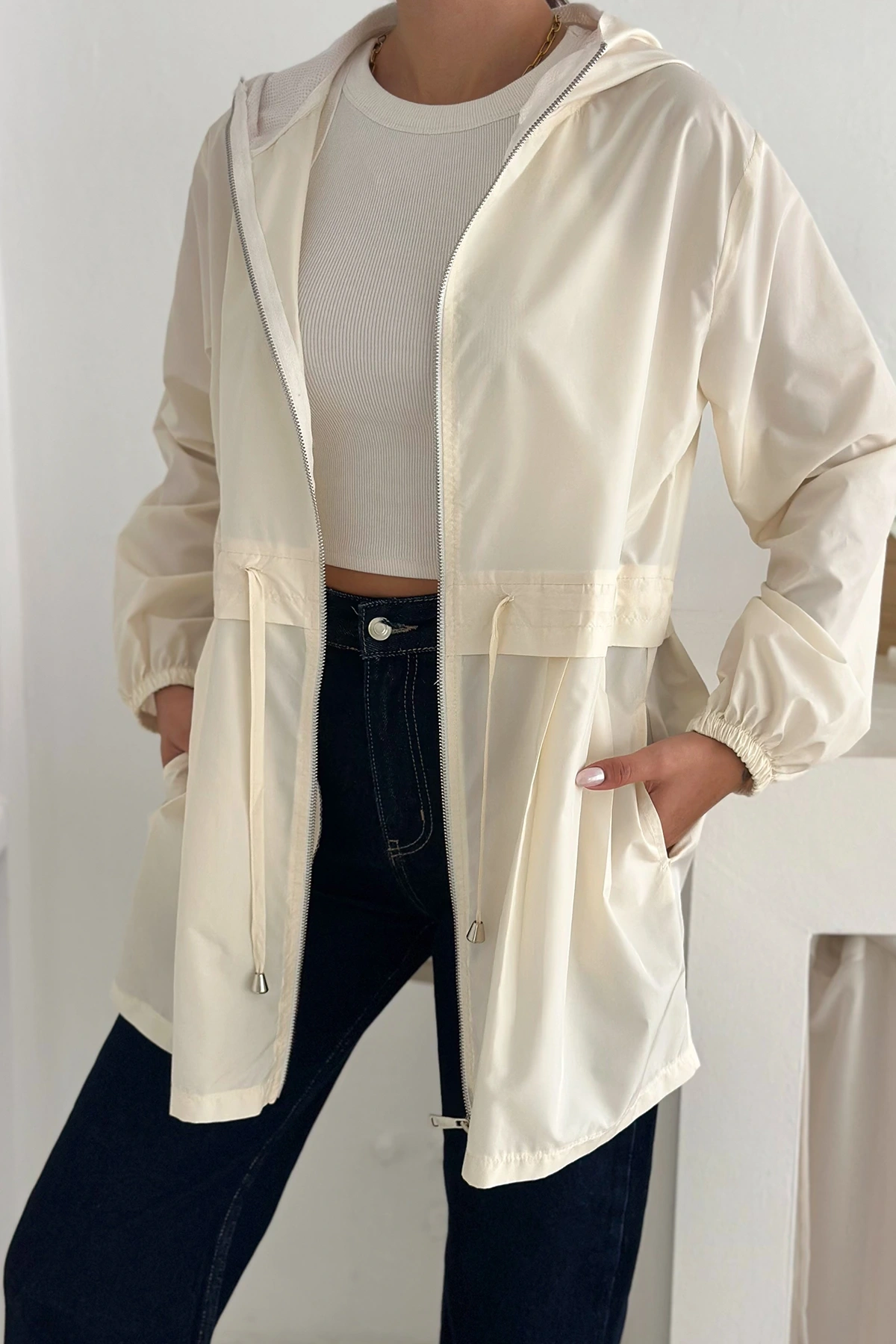 Kapşonlu Fermuarlı Bağcıklı Uzun Yağmurluk