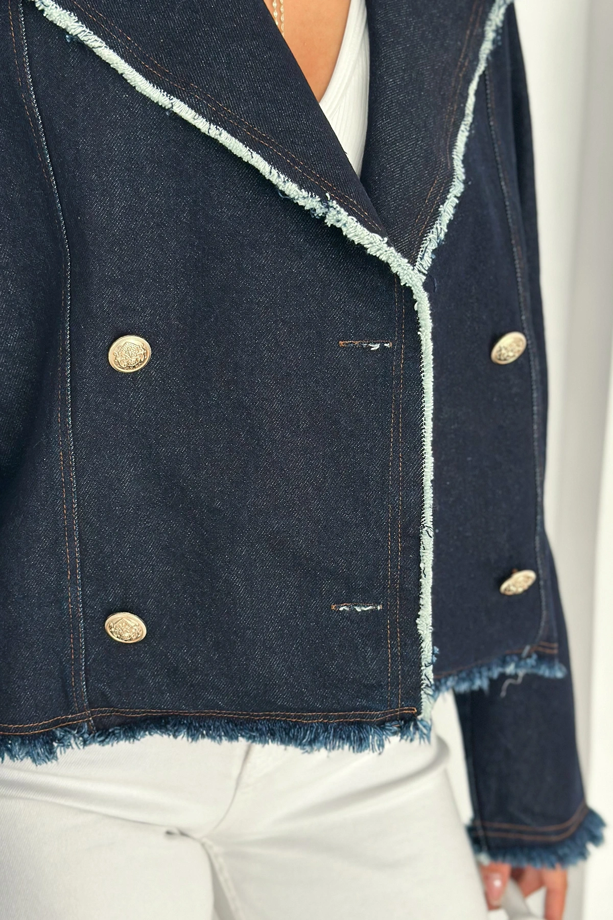 Püskül Detaylı Düğmeli Kısa Kot Ceket