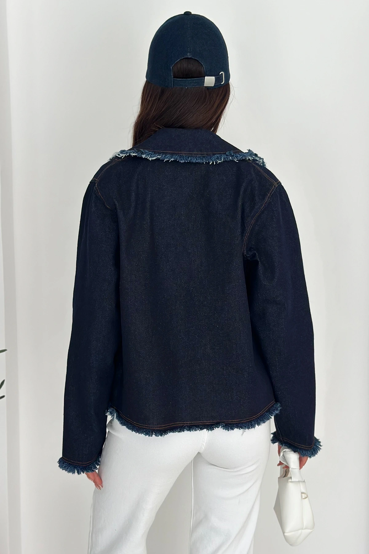 Püskül Detaylı Düğmeli Kısa Kot Ceket