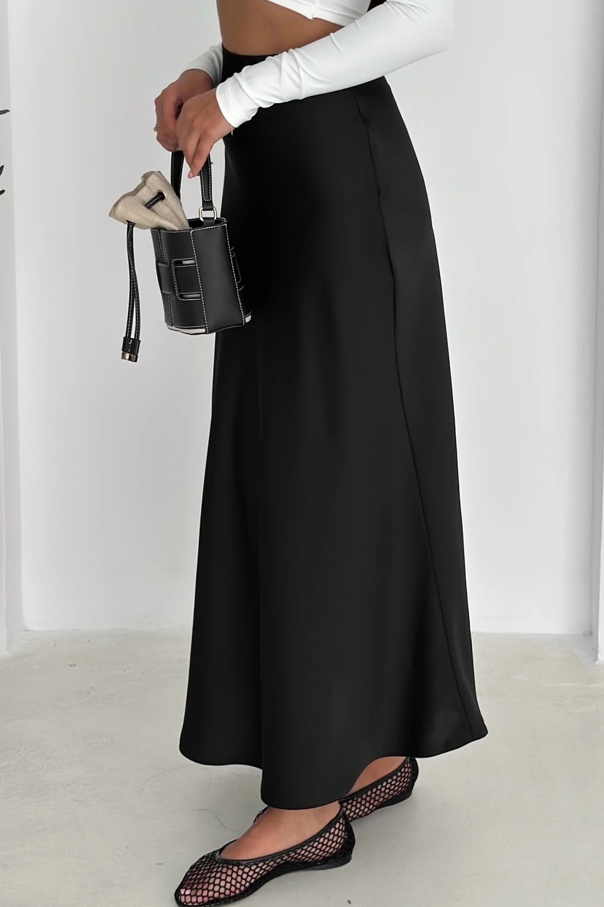 Siyah Yanı Fermuarlı Çan Dökümlü Saten Etek