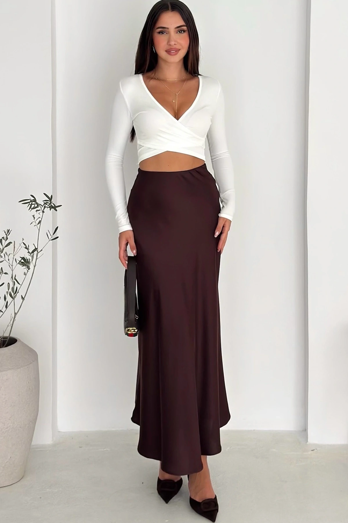 Siyah Yanı Fermuarlı Çan Dökümlü Saten Etek