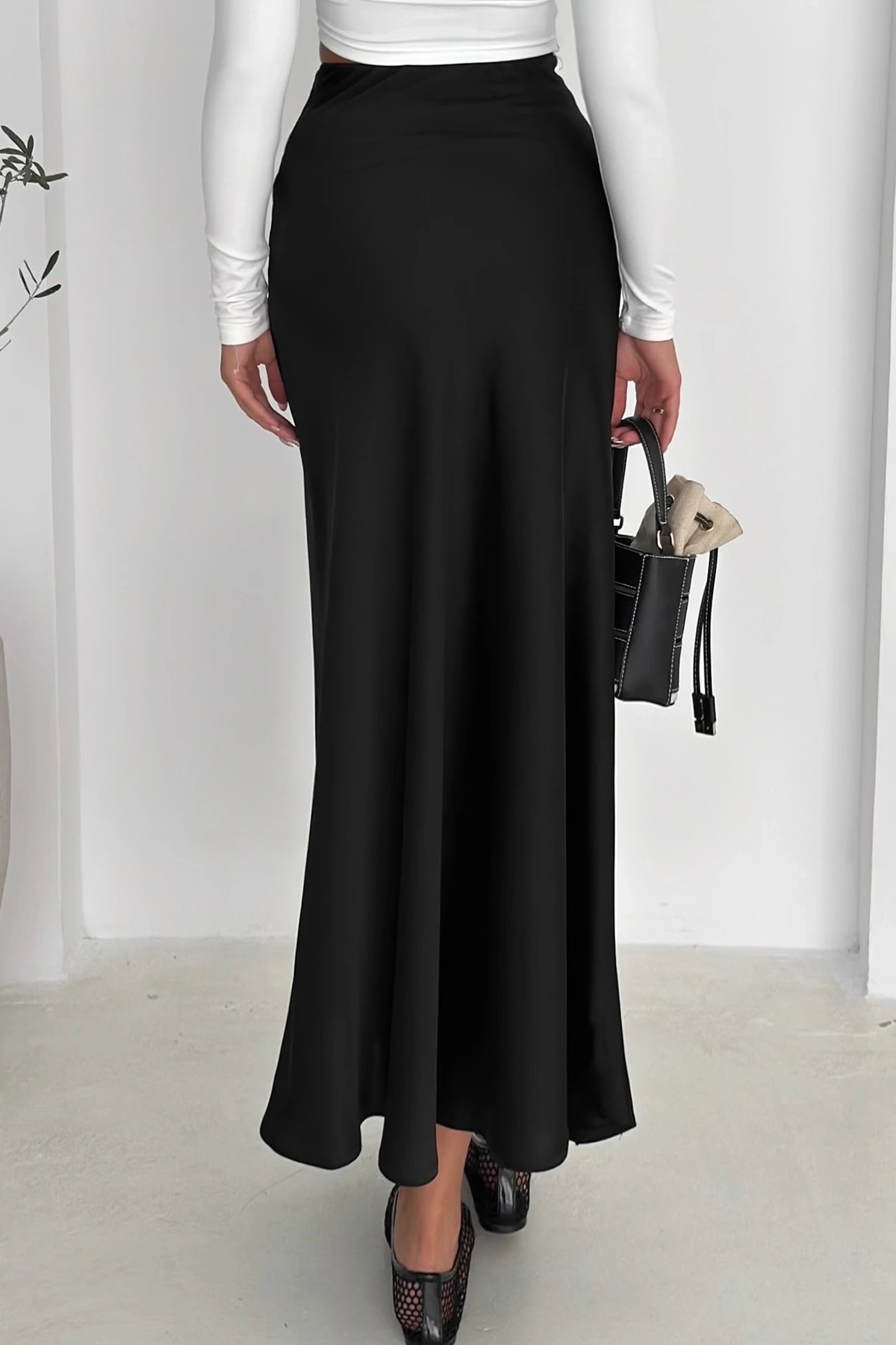 Siyah Yanı Fermuarlı Çan Dökümlü Saten Etek