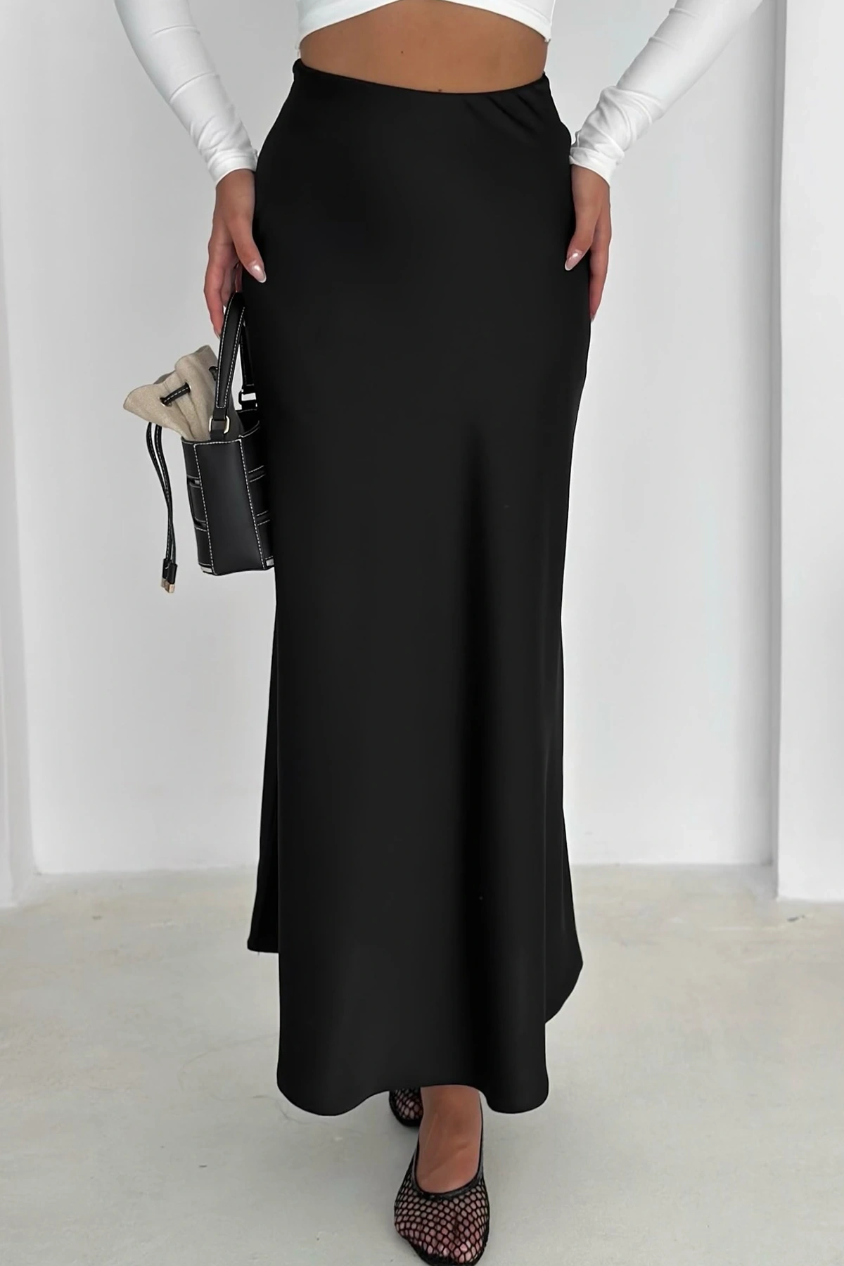 Siyah Yanı Fermuarlı Çan Dökümlü Saten Etek