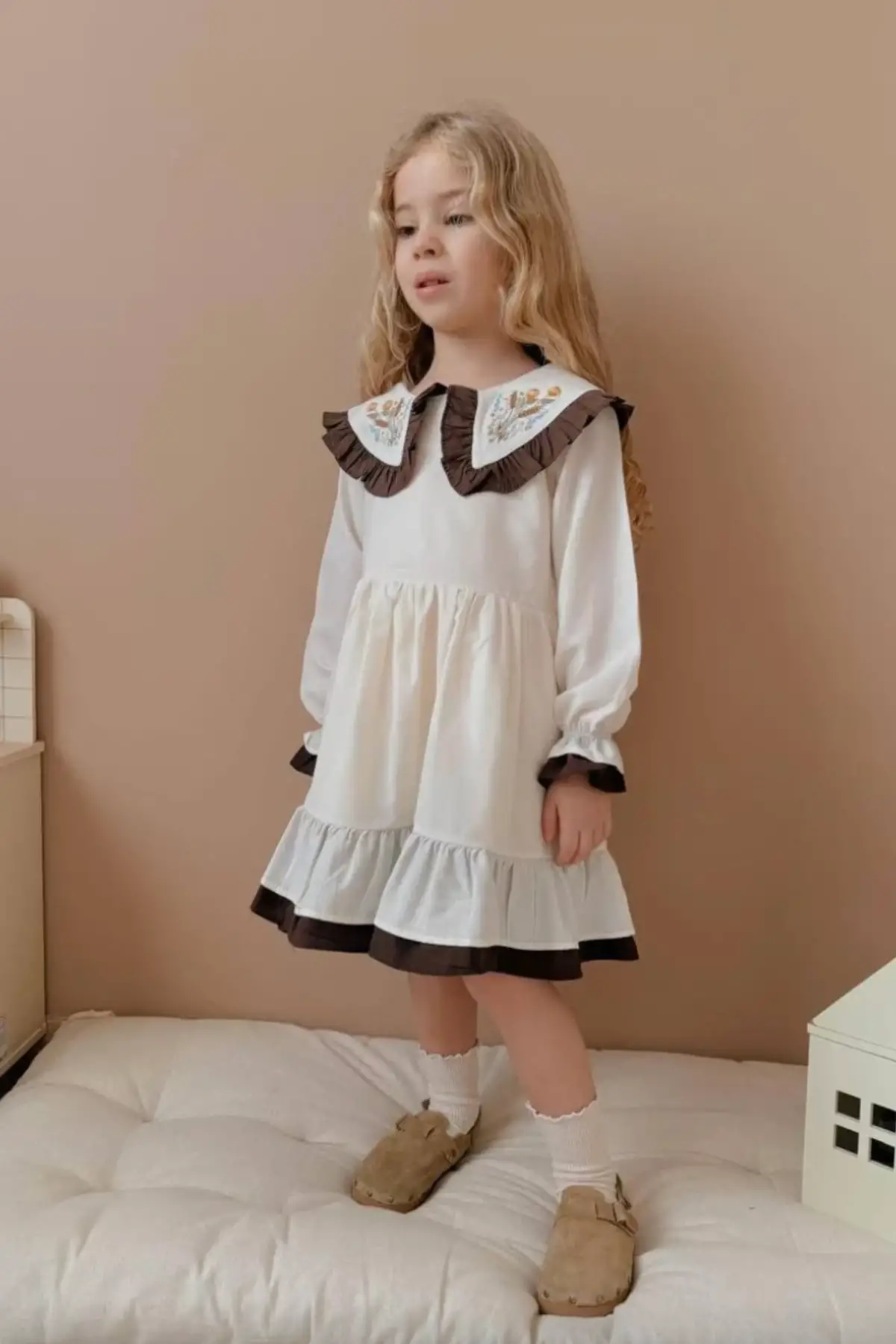 Kız Çocuk Çiçek Yaka Detaylı Bej Elbise