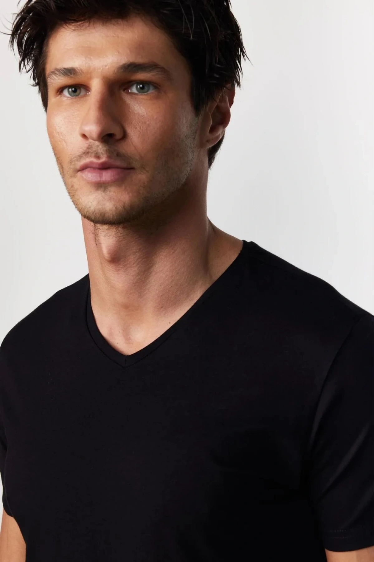 Erkek Siyah Likralı Şık Pamuklu Yumuşak Dokulu Slim Fit Dar Kesim V Yaka Basic Tişört