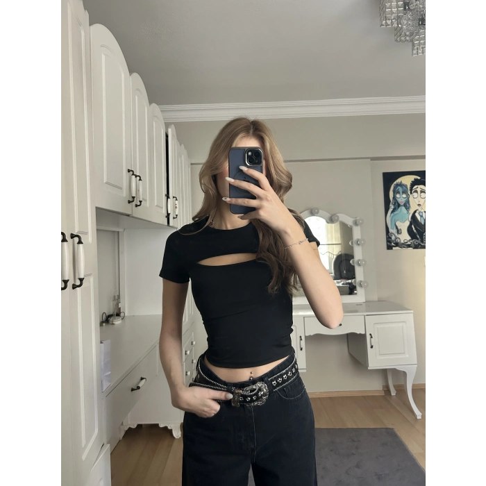 Siyah Pencere Detay Crop