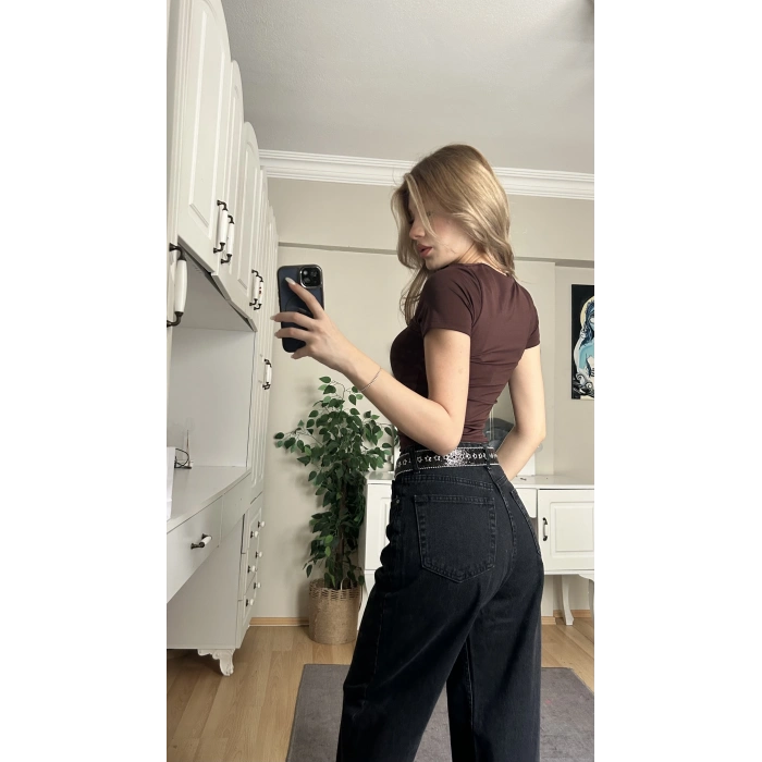 Kahverengi Pencere Detay Crop