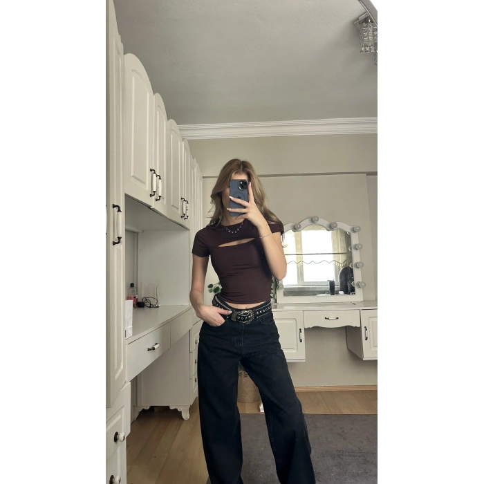 Kahverengi Pencere Detay Crop