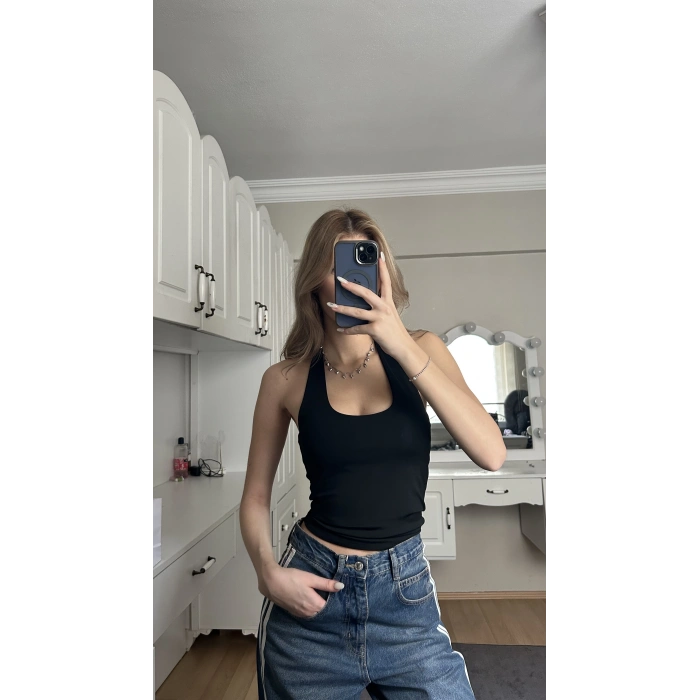 Siyah Boyundan Geçirmeli Crop