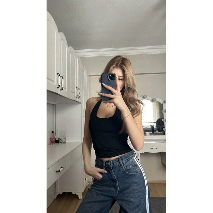 Siyah Boyundan Geçirmeli Crop