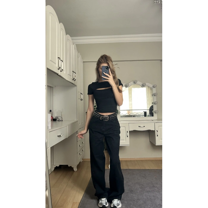 Siyah Pencere Detay Crop