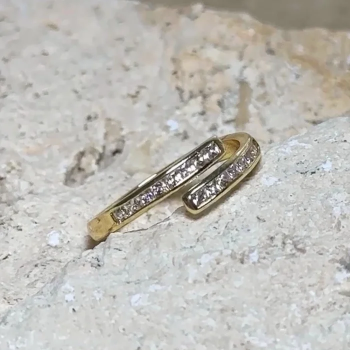 Zarif Sarmalı Zirkon Taşlı Gold Yüzük