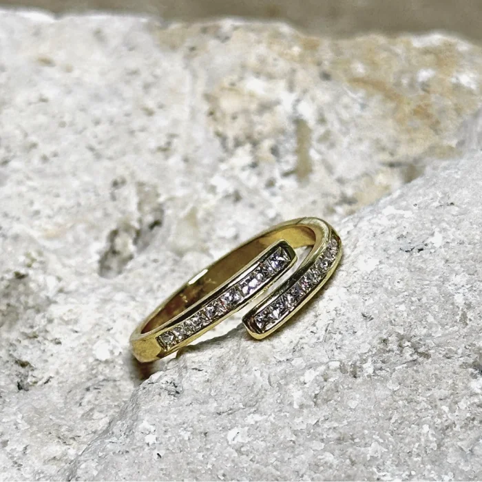 Zarif Sarmalı Zirkon Taşlı Gold Yüzük