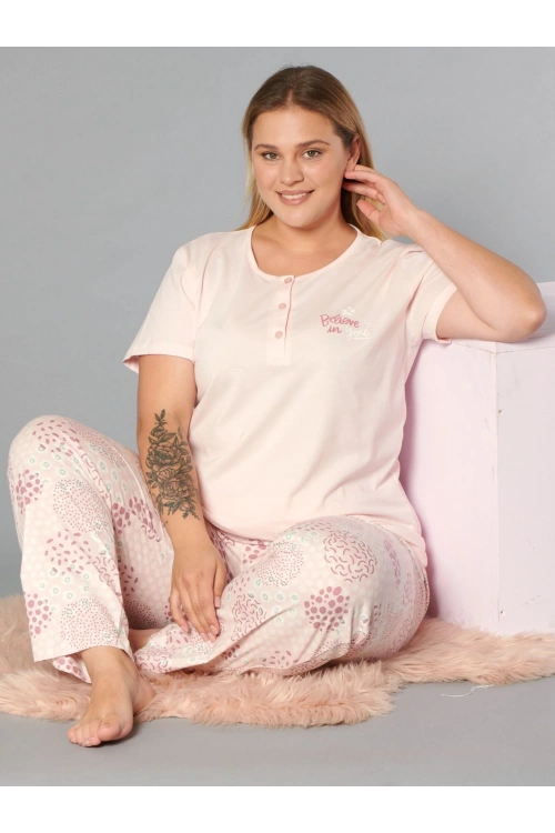 Büyük beden üç düğmeli desenli pembe pijama takımı