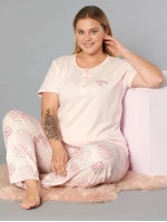 Büyük beden üç düğmeli desenli pembe pijama takımı