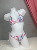 Kadın çiçek desenli bikini takımı