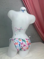 Kadın çiçek desenli bikini takımı