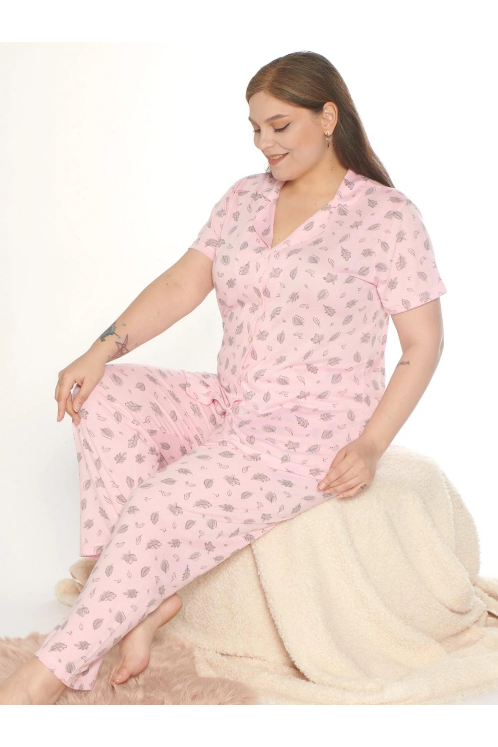 Büyük beden kadın yaprak desenli pembe önden düğmeli pijama takımı