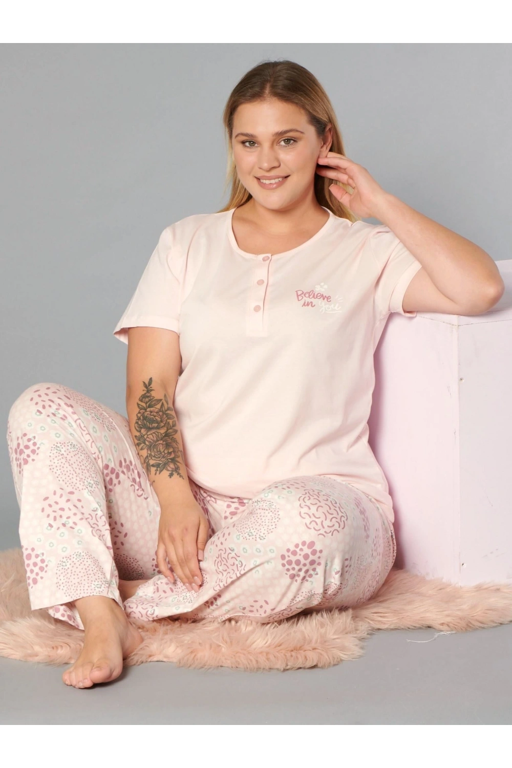 Büyük beden üç düğmeli desenli pembe pijama takımı