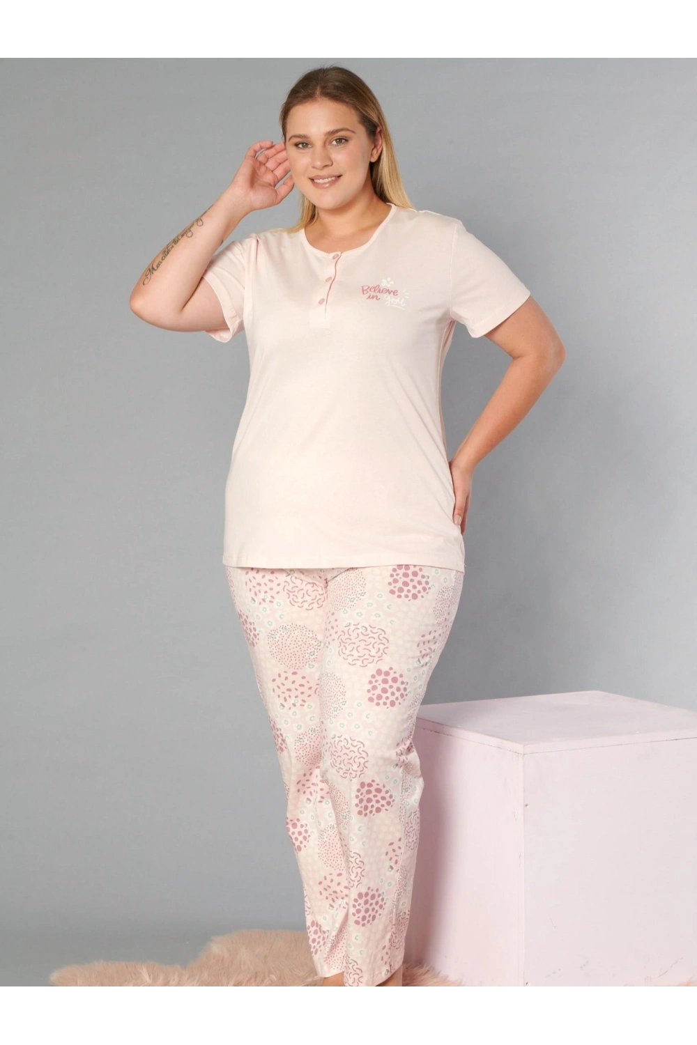 Büyük beden üç düğmeli desenli pembe pijama takımı