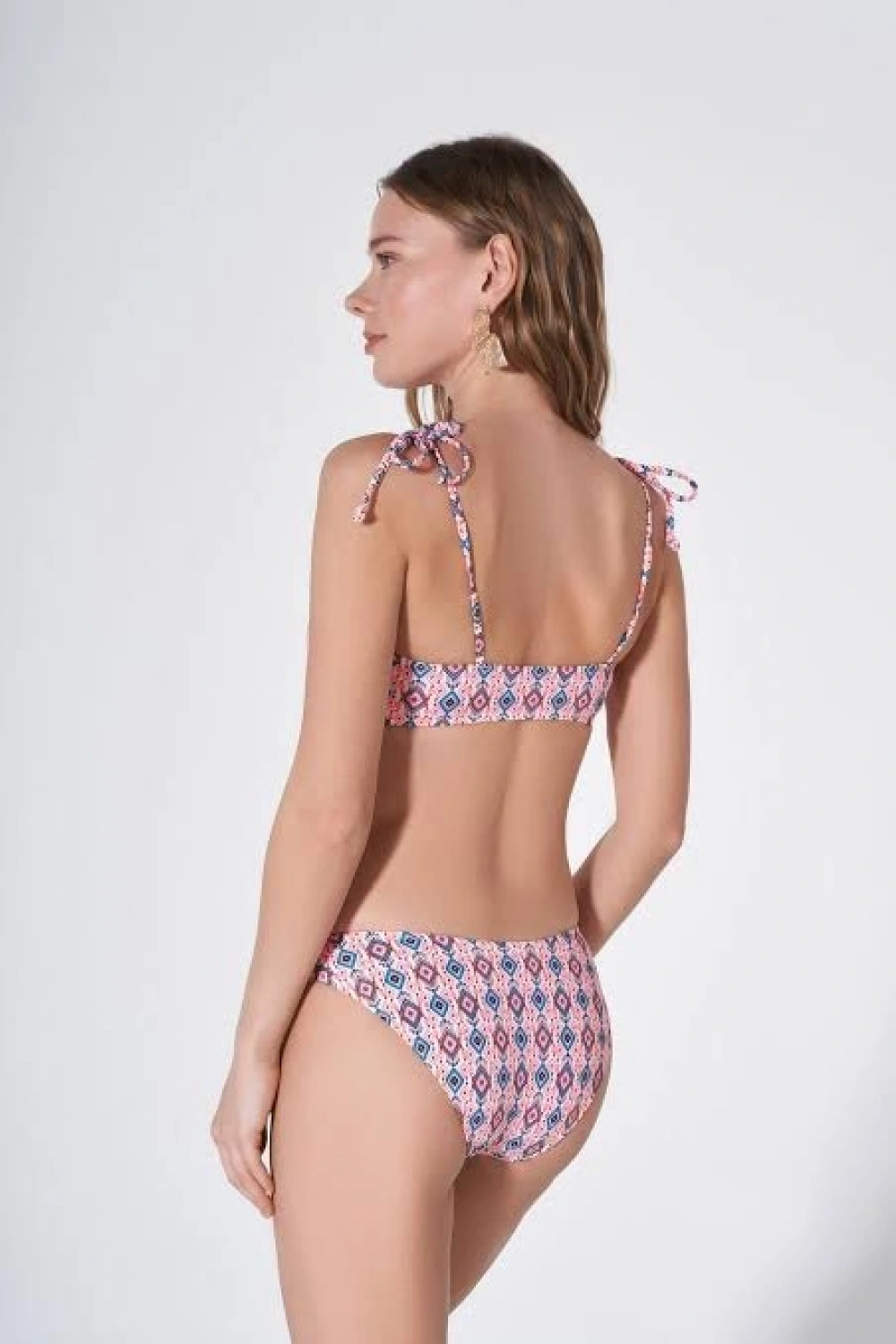 Desenli omuzdan bağlamalı bikini takımı
