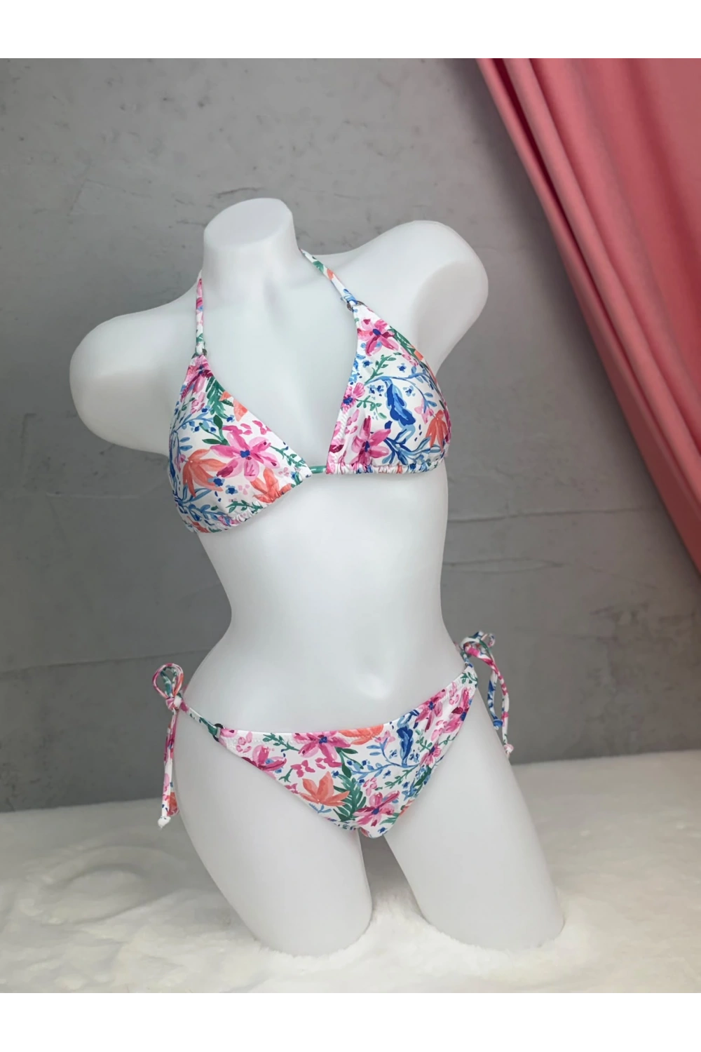 Kadın çiçek desenli bikini takımı