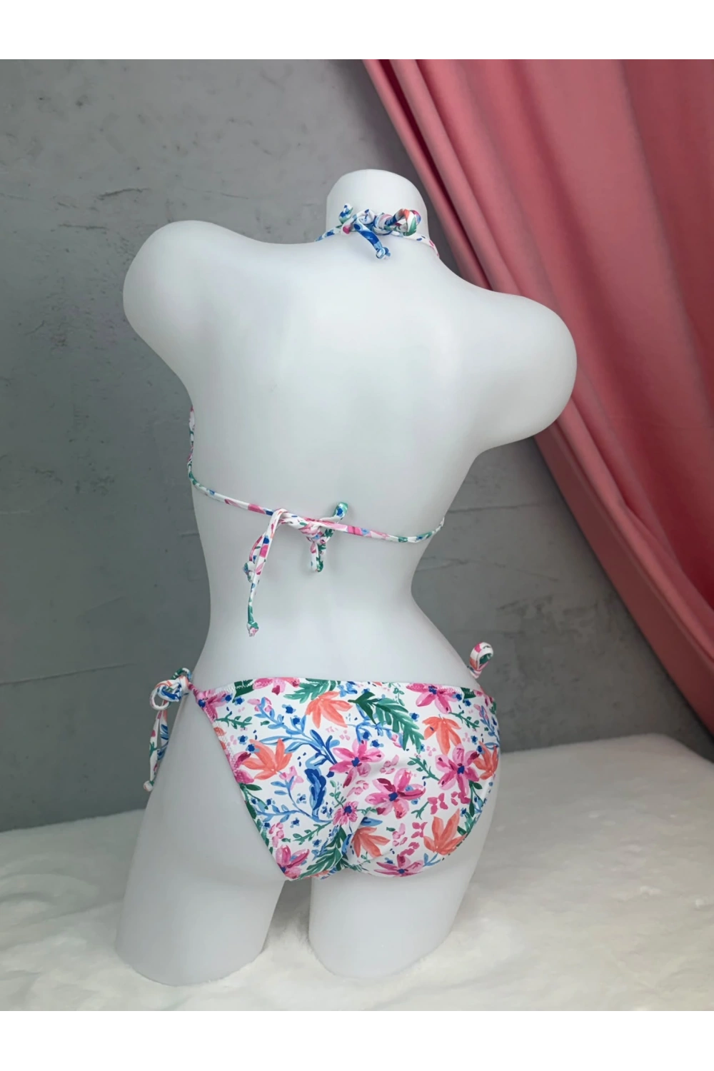 Kadın çiçek desenli bikini takımı