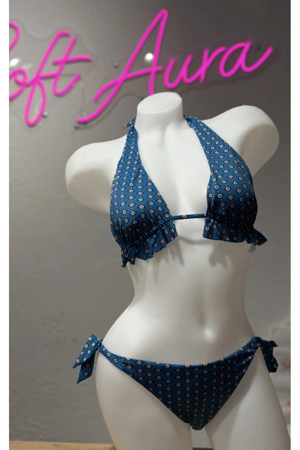 Kadın mavi desenli bikini takımı