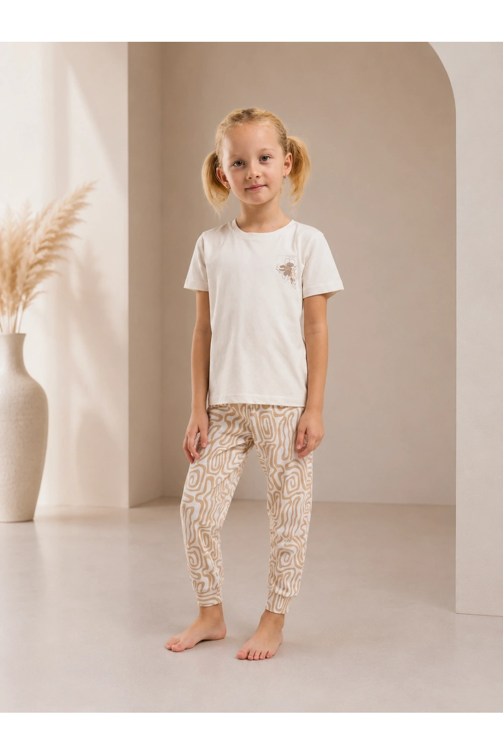 Kız çocuk beyaz üst bej desenli altılı pijama