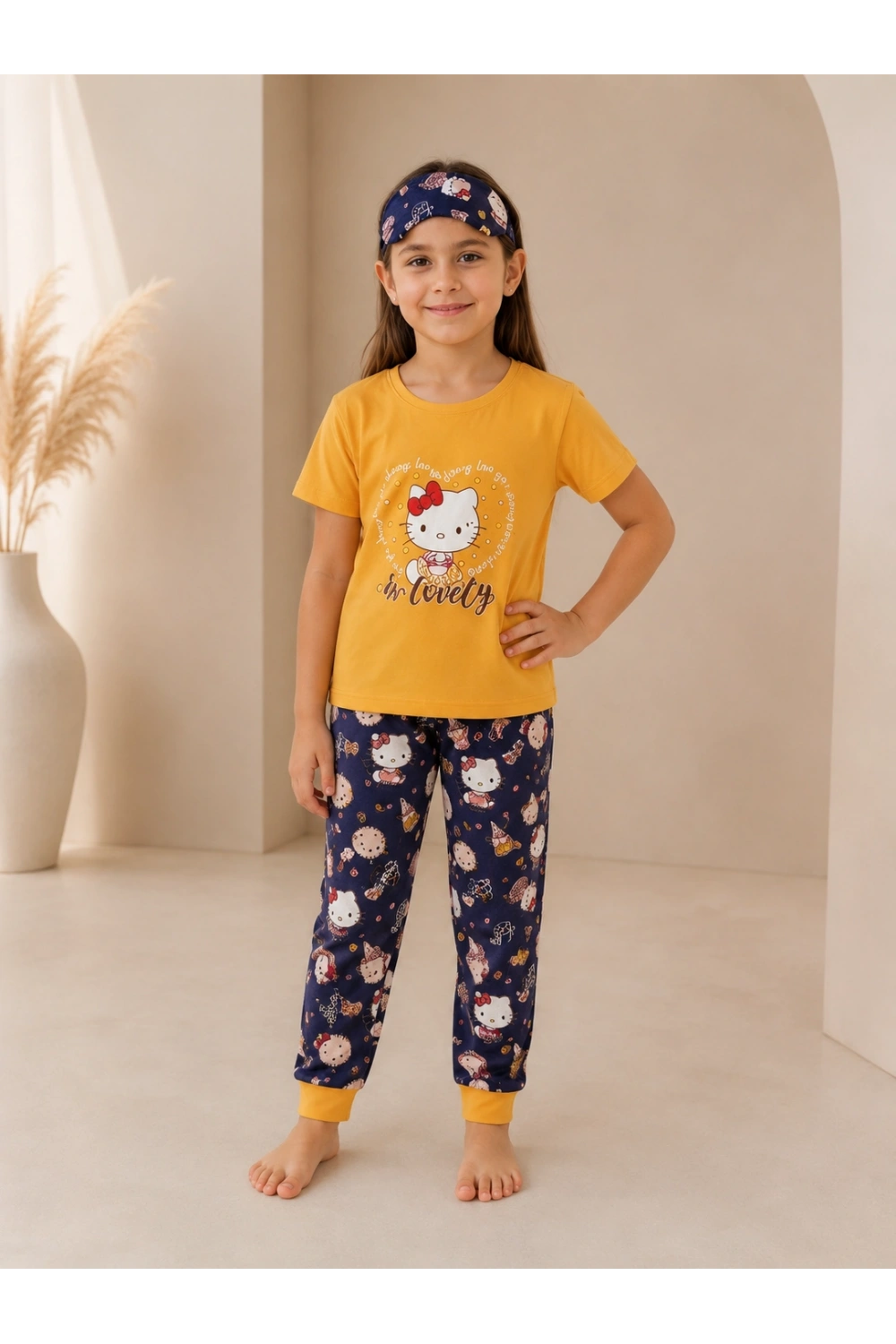 Kız çocuk hello kitty li göz bandanalı pijama takımı