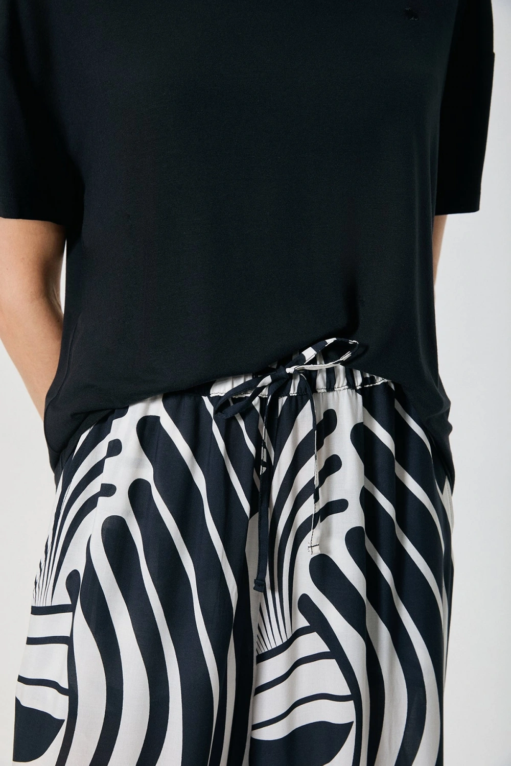 Penyemood Zebra desenli v yakalı geniş paça pantolon takmı