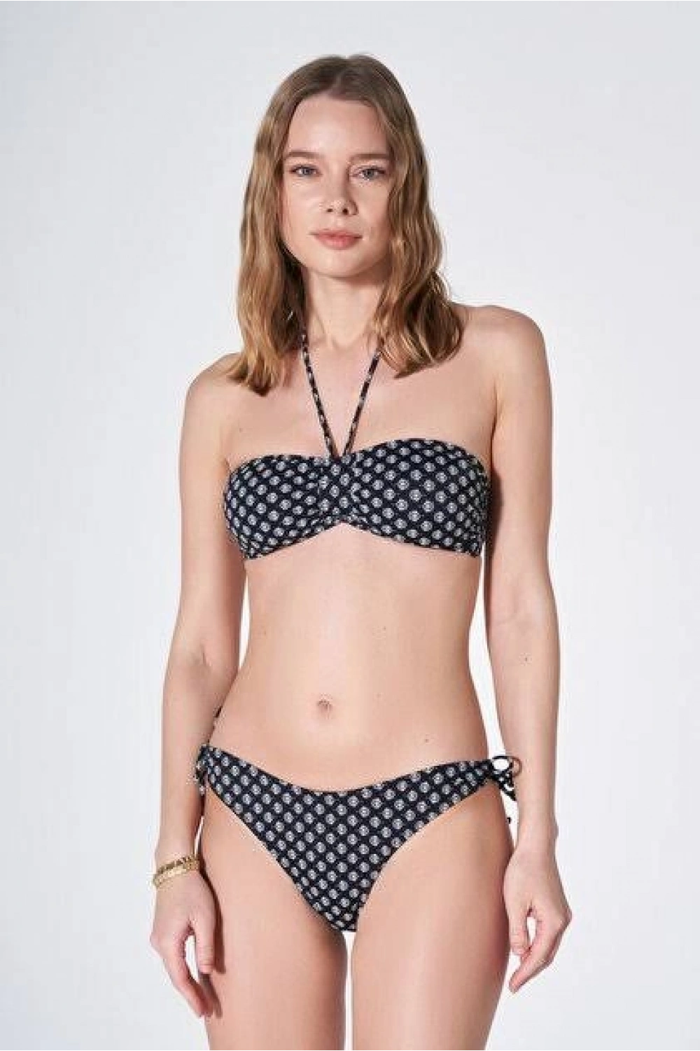 Siyah desenli straplez boyundan bağlamalı bikini takımı