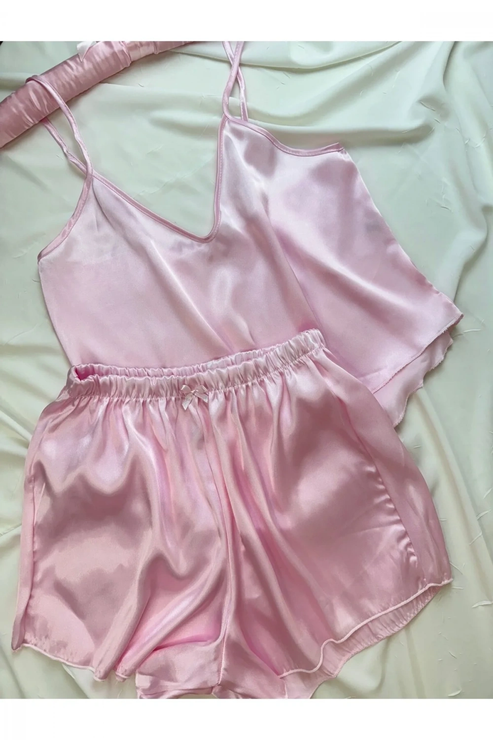 Tozpembe saten ip askılı şortlu pijama takımı