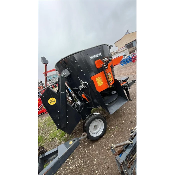 2,5 M3 ÇEKİLİR YEM KARMA MAKİNESİ