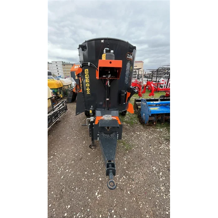 2,5 M3 ÇEKİLİR YEM KARMA MAKİNESİ