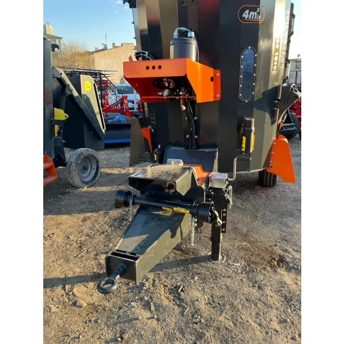 4 M3 ÇEKİLİR YEM KARMA MAKİNESİ