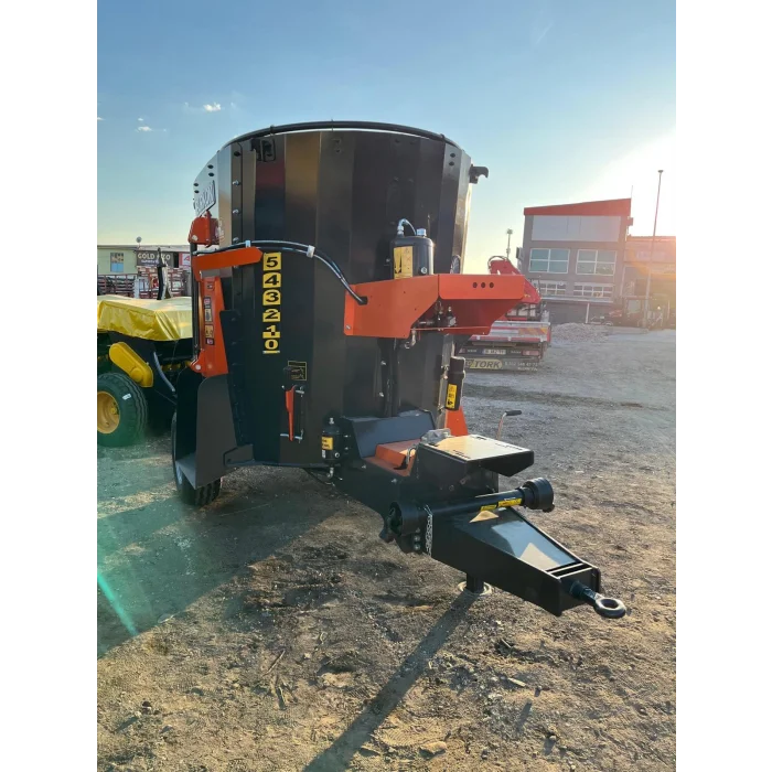 4 M3 ÇEKİLİR YEM KARMA MAKİNESİ