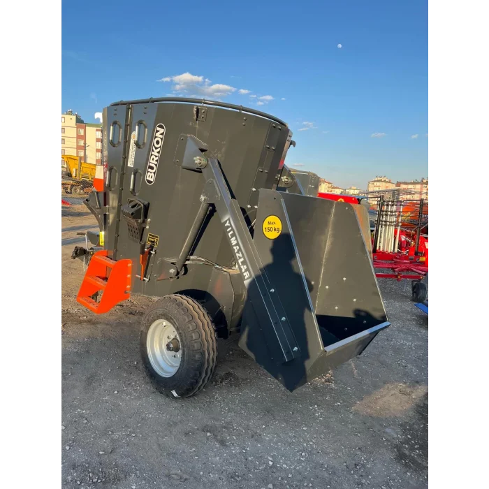 4 M3 ÇEKİLİR YEM KARMA MAKİNESİ