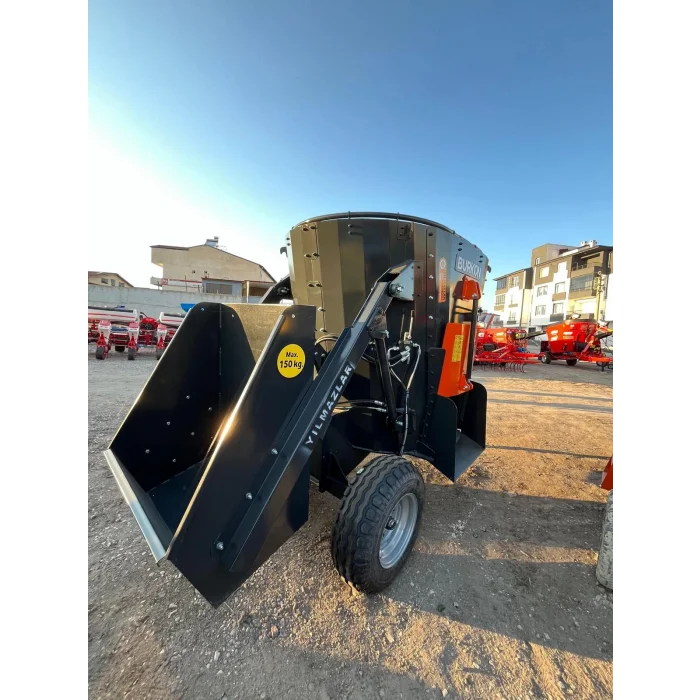 4 M3 ÇEKİLİR YEM KARMA MAKİNESİ