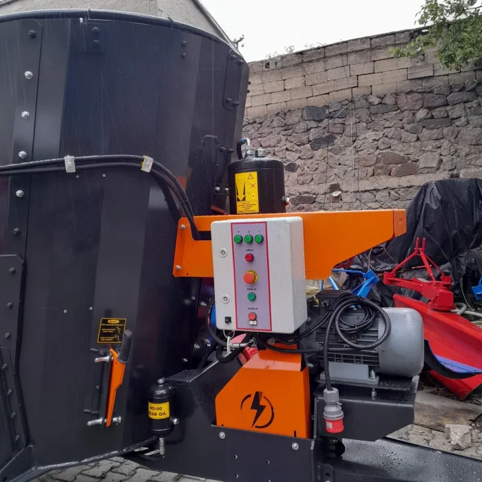 4 M3 ÇEKİLİR YEM KARMA MAKİNESİ ŞAFTLI - ELEKTRİKLİ