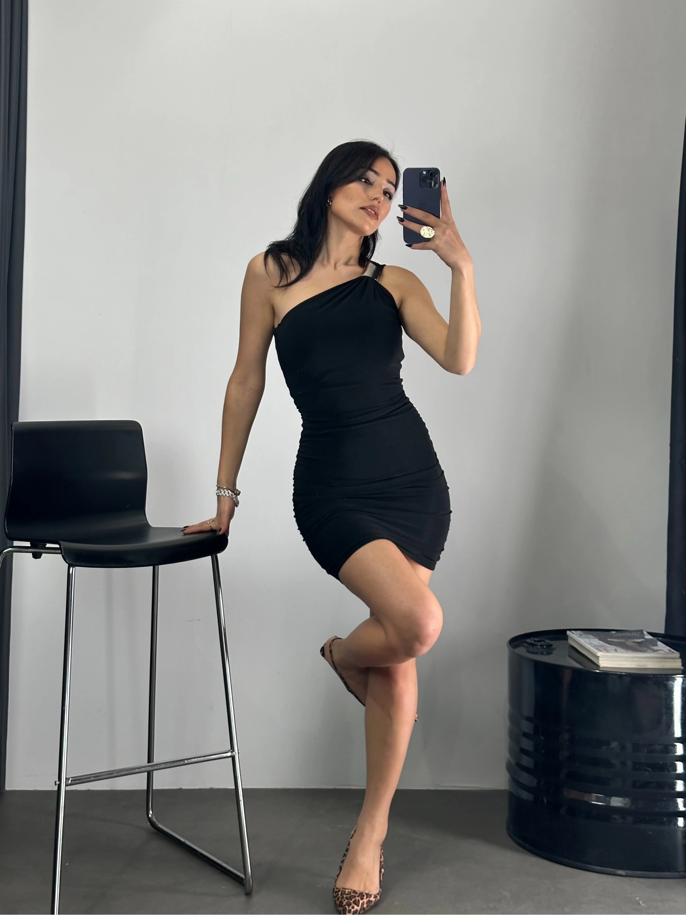 Omuz Aksesuarlı Mini Elbise