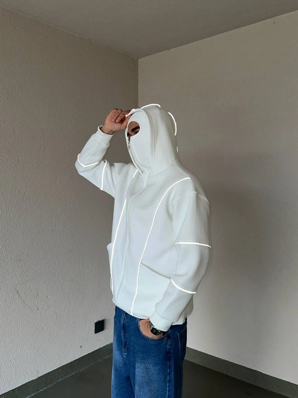 Reflektör Detaylı Maskeli Hoodie-Beyaz